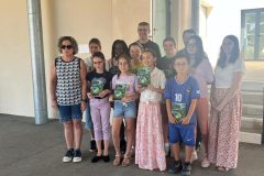 Remise-des-livres-aux-CM